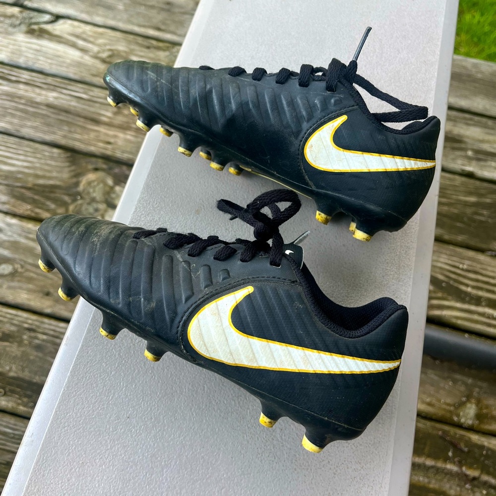 Nike Soccer Cleats Youth Size 1 Black & White Tiempo Multi-Surface